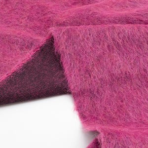 Flauschiger Woll-Alpaka-Mohair-Mix in Pink, leicht und geschmeidig fallend.
