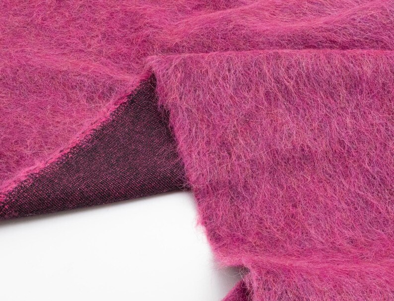 Flauschiger Woll-Alpaka-Mohair-Mix in Pink, leicht und geschmeidig fallend.