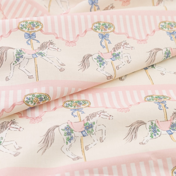 Tissu enfant en coton rétro avec motif cheval, coton au mètre avec motif carrousel en rose pour robes de filles et décoration de chambre d'enfant