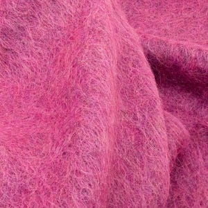 Stoffa in miscela di lana, alpaca e mohair, rosa brillante e soffice.