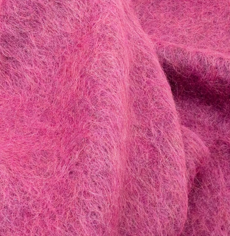 Stoffa in miscela di lana, alpaca e mohair, rosa brillante e soffice.