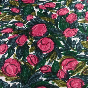 Rent sidentyg med rosa blommor från 60-talet - perfekt för aftonklänningar, eleganta blusar och kjolar, accessoarer och heminredning bild 1