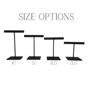 Puede incluir: Cuatro expositores de pendientes negros de diferentes tama&ntilde;os: 15,2 cm, 12,7 cm, 11,4 cm y 8,9 cm. Cada expositor tiene una barra en forma de T con varios agujeros para exhibir pendientes.