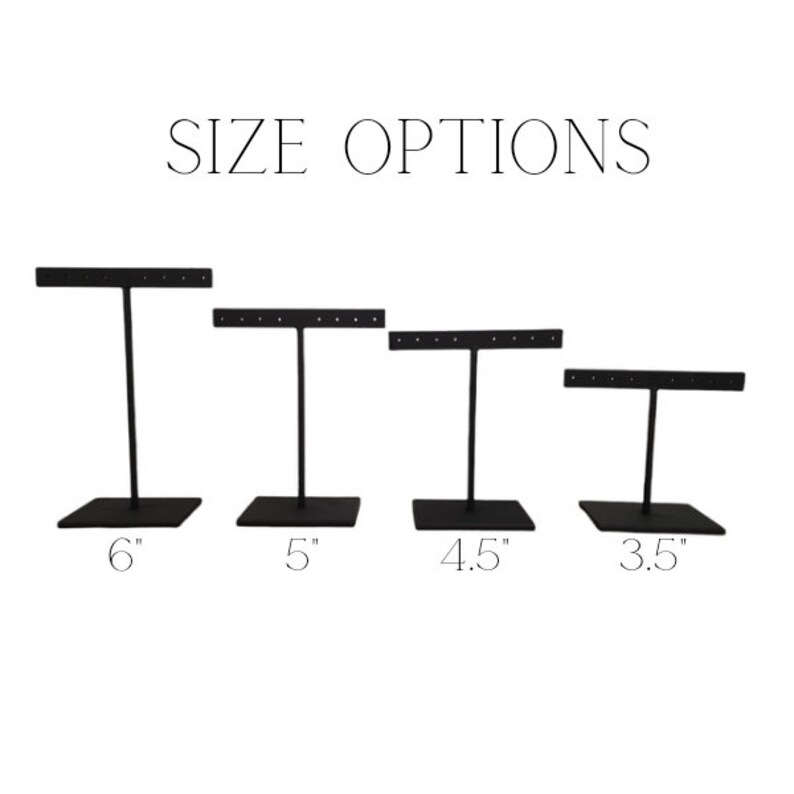 Puede incluir: Cuatro expositores de pendientes negros de diferentes tama&ntilde;os: 15,2 cm, 12,7 cm, 11,4 cm y 8,9 cm. Cada expositor tiene una barra en forma de T con varios agujeros para exhibir pendientes.