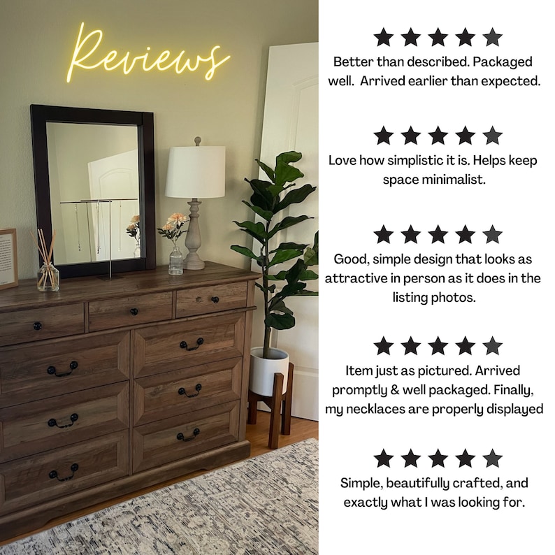 K&ouml;nnte beinhalten: Eine Holzkommode mit gro&szlig;em Spiegel und Lampe. Ein Neon-Schild mit der Aufschrift "Reviews" befindet sich &uuml;ber dem Spiegel. Das Bild zeigt auch eine Pflanze und Kundenbewertungen.