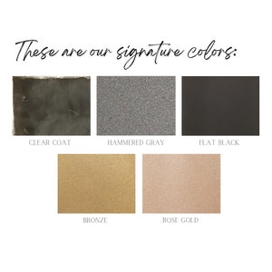 K&ouml;nnte beinhalten: Das Bild zeigt f&uuml;nf Farbmuster: Clear Coat, Hammered Gray, Flat Black, Bronze und Rose Gold. Der Text "These are our signature colors:" steht in einer handschriftlichen Schriftart &uuml;ber den Mustern.
