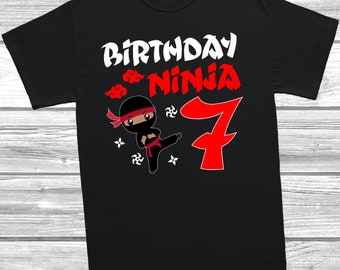 Op de afbeelding: Zwart T-shirt met een rode en witte afbeelding van een cartoon-ninja en de tekst "Birthday Ninja 7".