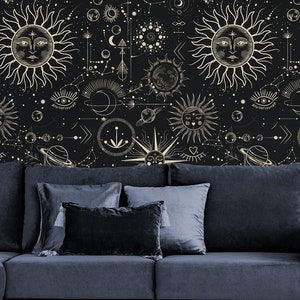 Donker kosmisch astrologisch behang, patroon van zon, maan, ster en planeet | Peel and Stick (zelfklevend) of niet-klevend vinylpapier
