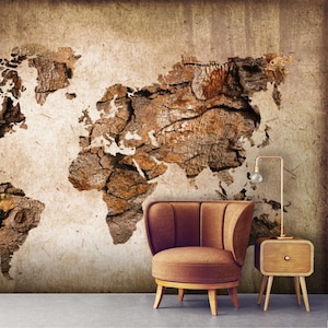 Puede incluir: Un mural de pared grande con un diseño de mapa del mundo. El mapa está representado en un estilo texturizado, similar a la corteza, con tonos marrones y beige. Un sillón marrón y una pequeña mesita de noche de madera con una lámpara están delante.