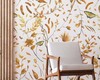 Puede incluir: Dos sillas blancas con patas de madera se encuentran frente a una pared con un patrón de papel tapiz floral blanco y dorado. Una lámpara de pie con una pantalla blanca se encuentra a la derecha de las sillas.