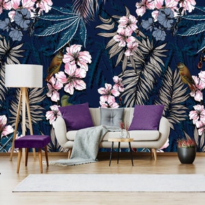 Bella carta da parati blu navy con fiori rosa pallido e foglie tropicali, motivo, Peel and stick-Decorazione da parete-Autoadesiva, Arte floreale