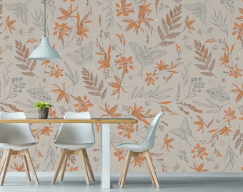 Puede incluir: Un comedor con una pared gris claro con un patrón de papel tapiz floral con flores naranjas, hojas grises y mariposas. El papel tapiz tiene un efecto de brillo sutil. Dos sillas de madera con asientos blancos se colocan en una mesa blanca en primer plano.