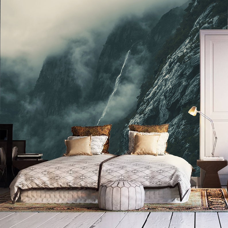 Papel pintado con paisaje de montaña brumoso, autoadhesivo, despegable y pegable, mural de pared botánico imagen 1