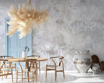 Könnte beinhalten: Ein Esszimmer mit einer hellblauen Tür, einem Holztisch mit sechs Stühlen und einem großen Pampasgras-Kronleuchter, der von der Decke hängt. Die Wände sind mit einer weißen und grauen Damasttapete bedeckt. Auf dem Boden stehen zwei große weiße Keramikvasen.