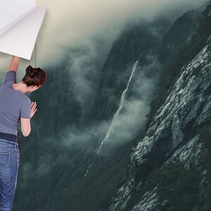 Papel pintado con paisaje de montaña brumoso, autoadhesivo, despegable y pegable, mural de pared botánico imagen 4