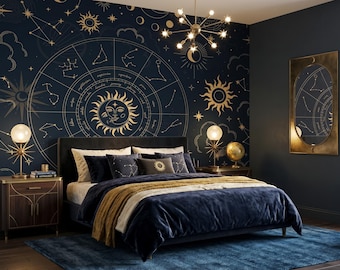 Puede incluir: Un dormitorio con un mural de pared azul oscuro con patrones celestiales dorados, incluyendo un sol central y una rueda del zodiaco. La habitación incluye una cama con ropa de cama azul oscuro y dorada, dos mesitas de noche con lámparas y un espejo dorado.
