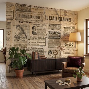 Puede incluir: Una pared cubierta con papel tapiz de estampado de peri&oacute;dico franc&eacute;s antiguo que presenta texto negro, ilustraciones de personas y anuncios. La pared muestra varios titulares, incluidos IL &Eacute;TAIT CHAUVE y Glycomiel, creando un collage de tipograf&iacute;a hist&oacute;rica.