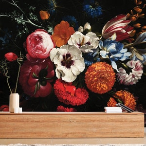 Bellissima carta da parati con fiori di natura morta vintage scura, decorazione murale con peonie e tulipani / stacca e incolla (autoadesiva) o carta vinilica non adesiva