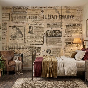 Puede incluir: Un dormitorio con una pared cubierta de papel pintado con estampado de peri&oacute;dicos franceses antiguos. La habitaci&oacute;n incluye una estructura de cama de metal con ropa de cama blanca y granate, un sill&oacute;n de cuero marr&oacute;n con manta, una mesita de noche y un helecho.