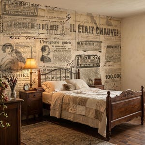 Puede incluir: Un dormitorio con una estructura de cama de madera oscura con una colcha de retazos, una mesita de noche a juego con una l&aacute;mpara y una pared cubierta con papel tapiz de estilo peri&oacute;dico franc&eacute;s antiguo. Una c&oacute;moda de madera con una planta.