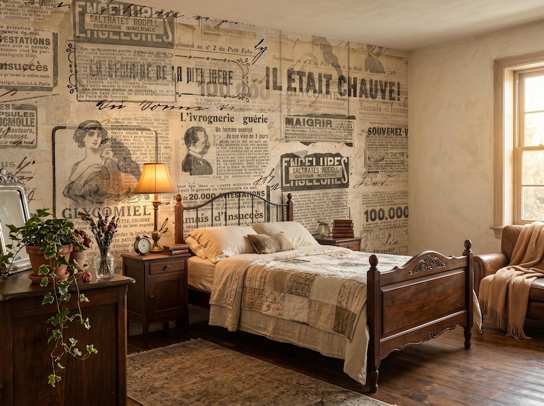 Puede incluir: Un dormitorio con una estructura de cama de madera oscura con una colcha de retazos, una mesita de noche a juego con una l&aacute;mpara y una pared cubierta con papel tapiz de estilo peri&oacute;dico franc&eacute;s antiguo. Una c&oacute;moda de madera con una planta.
