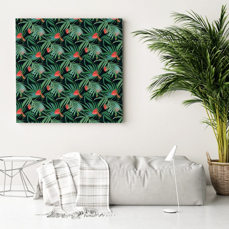 Puede incluir: Una impresi&oacute;n en lienzo cuadrada con un patr&oacute;n tropical de flores rojas y hojas verdes sobre un fondo negro.