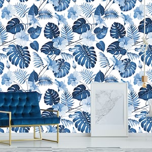 Blau-weiße Tapete mit Monstera Blatt und Hibiskus | selbstklebende, ablösbare, Peel & Stick Wanddeko