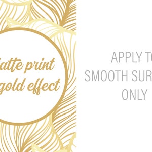 Pu&ograve; includere: Stampa opaca con un design a foglia d'oro. Il testo "Matte print No gold effect" &egrave; in un cerchio. Il testo "APPLY TO SMOOTH SURFACES ONLY" &egrave; in grigio.