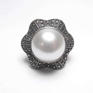 Large JUDITH JACK Sterling Silver 17 mm Mabe Pearl And Marcasite Flower Ring Vintage