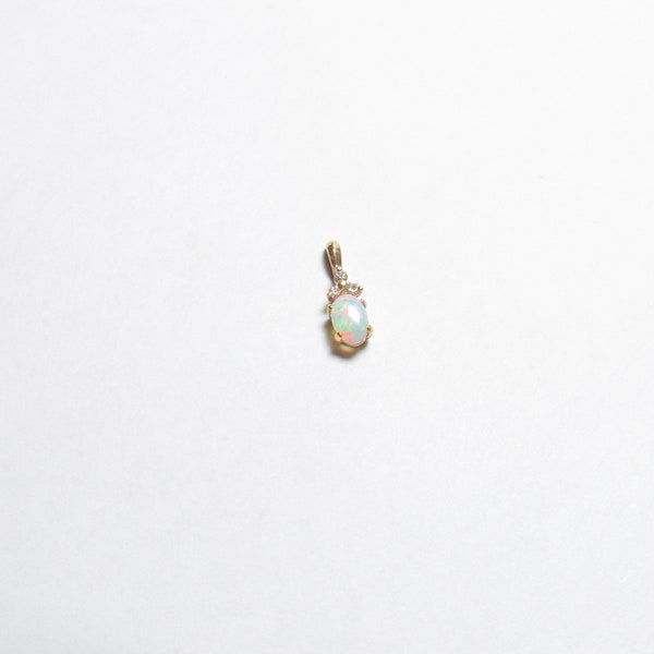 Little 14K Yellow Gold 0.25 Ct Natural Colorful Opal And Diamond Pendant Vintage