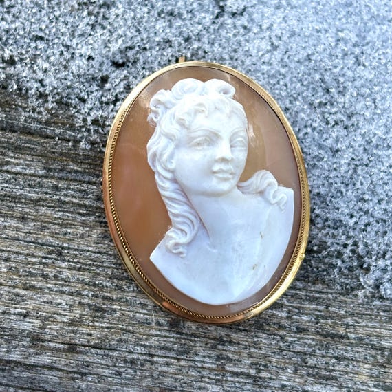 Victorian 1890's Hand Carved Front Face Curly Hair Woman Shell