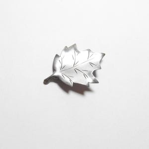 STUART NYE Small Sterling Silver Detailed Maple Leaf Brooch Pin Vintage