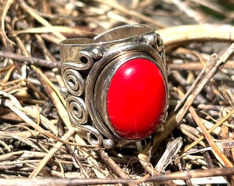 Duży pierścień ze srebra próby 925 o masie 6,00 ct z naturalnego czerwonego jaspisu z motywem podmuchu wiatru w stylu vintage