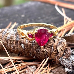 TG 18Kイエローゴールド 1.50カラット 天然ペアシェイプ クリムゾンレッドルビーリング 合計1.80カラット ヴィンテージ
