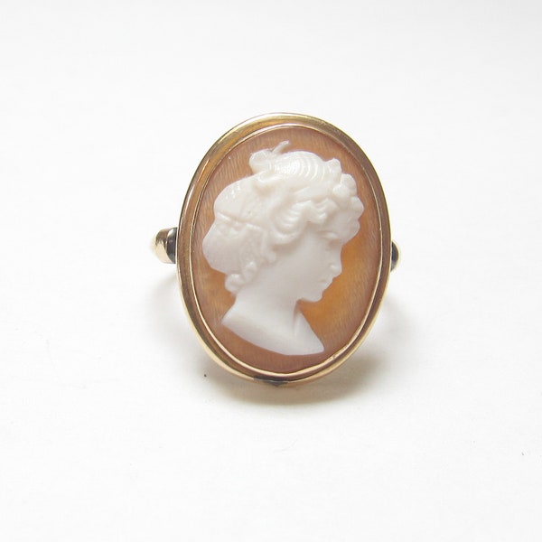 14K Yellow Gold Oval Hand Carved Shell Cameo Of Wavy Hair Woman Ring 1940's Vintage