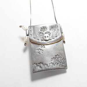 SOYKA HOROSKO MSH Colgante o broche tipo cartera abierto con perlas de agua dulce en plata de ley y latón con cadena de caja vintage