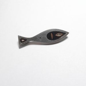 EAC サウスウェスタン スターリングシルバー、銅、アルパカの天然インレイ ブラックオニキス リバース フィッシュ ブローチピン 1980年代 ヴィンテージ