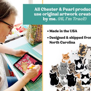 Op de afbeelding: Een vrouw tekent een kat op een digitaal tablet. De tekst aan de rechterkant van de afbeelding luidt "Alle Chester & Pearl producten gebruiken originele kunstwerken die door mij zijn gemaakt. (Hoi, ik ben Traci!) &bull; Gemaakt in de VS &bull; Ontworpen en verzonden vanuit North Carolina". De afbeelding toont ook een verzameling katten stickers.