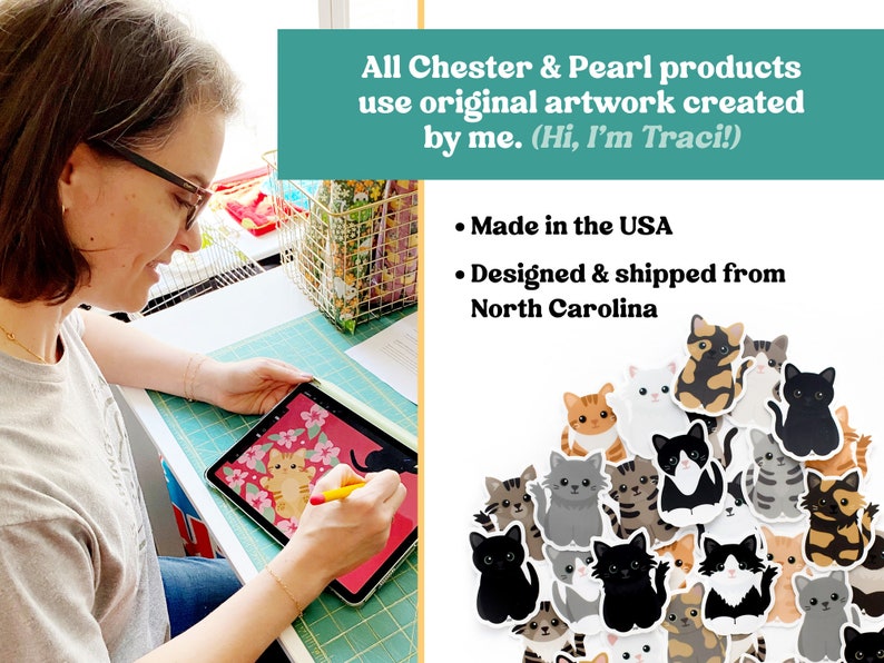 Op de afbeelding: Een vrouw tekent een kat op een digitaal tablet. De tekst aan de rechterkant van de afbeelding luidt "Alle Chester & Pearl producten gebruiken originele kunstwerken die door mij zijn gemaakt. (Hoi, ik ben Traci!) &bull; Gemaakt in de VS &bull; Ontworpen en verzonden vanuit North Carolina". De afbeelding toont ook een verzameling katten stickers.
