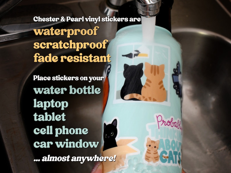 Op de afbeelding: Een lichtblauwe waterfles met verschillende vinyl stickers met katten en de tekst "Probably Thinking About Cats". De stickers zijn waterdicht, krasbestendig en verkleuren niet. De fles wordt onder een kraan gespoeld.