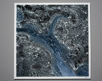 Könnte beinhalten: Abstrakter Kunstdruck mit einem topografischen Kartendesign. Das Kunstwerk zeigt eine dunkelblaue flussartige Form vor einem schwarzen Hintergrund mit weißen Konturlinien. Der Druck befindet sich auf einem weißen quadratischen Papier.
