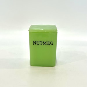 Peut inclure: Un pot à épices carré vert clair avec un couvercle assorti. Le mot "NUTMEG" est imprimé en noir sur le devant. Le pot est fait d'un matériau opaque et solide. Idéal pour conserver de la noix de muscade.