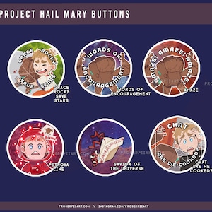 Può includere: Una collezione di sei bottoni circolari con illustrazioni e testo dal libro "Project Hail Mary". I bottoni presentano personaggi dei cartoni animati e frasi come "Grace Rocky Save Stars" e "Savior of the Universe" su uno sfondo blu scuro.
