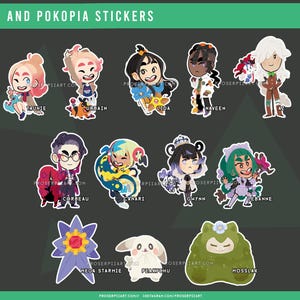 Peut inclure: Une collection d'autocollants colorés représentant des personnages et des créatures de dessins animés. Les autocollants incluent des personnages nommés Taunie, Urbain, Lida, Naveen, A2, Corbeau, Canari, Gwyn et Lebanne. Sont également inclus des autocollants de Mega Starmie, PeakyChu et Mosslax. Le texte "ZA AND POKOPIA STICKERS" est en haut.
