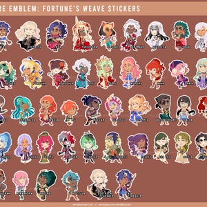 Peut inclure: Une collection d'autocollants Fire Emblem: Fortune's Weave présentant de nombreux personnages de style chibi avec des cheveux, des tenues et des poses variés. Chaque autocollant porte un nom en dessous, disposé en grille sur un fond marron.