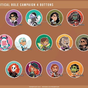 Peut inclure: Une collection de douze boutons ronds avec des illustrations de personnages de Critical Role Campaign 4. Chaque bouton présente un personnage différent avec son nom en dessous. Le texte "CRITICAL ROLE CAMPAIGN 4 BUTTONS" est en haut.