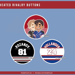 Peut inclure: Trois boutons ronds sur fond bleu. Le bouton supérieur présente deux personnages de dessins animés. Les boutons inférieurs affichent les noms "Rozanov" et "Hollander" avec les numéros 81 et 24. Le texte "Heated Rivalry Buttons" est en haut en rouge.