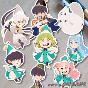 Puede incluir: Una colección de pegatinas coloridas con personajes de dibujos animados con atuendos de fantasía. Las pegatinas muestran personajes con varios colores de pelo y atuendos, incluyendo sombreros y capas. Las pegatinas tienen el texto "PROSERPIIART.COM" e "INSTAGRAM.COM/PROSERPIIART".