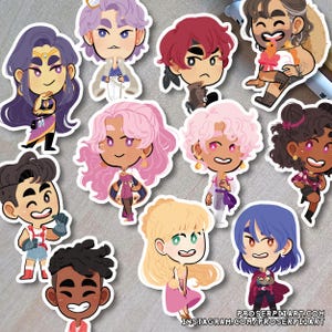 Peut inclure: Un ensemble de dix autocollants de personnages de dessins animés colorés. Les personnages sont tous différents et ont des caractéristiques uniques, comme des couleurs de cheveux, des vêtements et des accessoires différents. Les autocollants sont parfaits pour ajouter une touche de personnalité aux ordinateurs portables, aux bouteilles d'eau ou aux journaux.