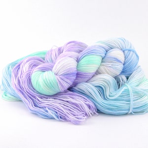 MOON MIST - Hilo de lana teñido a mano en tonos pastel neón azul, morado y verde / su elección de calcetín Hilo de lana semisólida de mohair DK / 115 g/4 oz